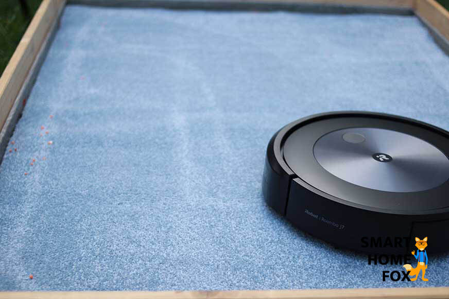 ein hochfloriger Teppich ist in der Nahaufnahme nach einer Reinigung durch den Roomba j7 zu sehen